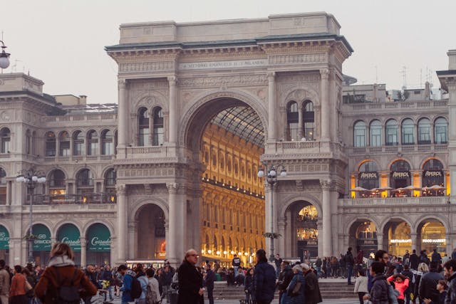 persone nel centro di Milano, Italia