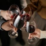 brindisi con bicchieri di vino rosso