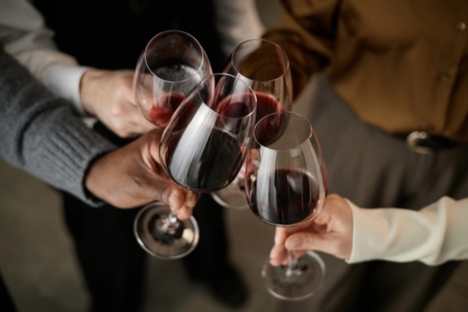 brindisi con bicchieri di vino rosso