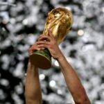 giocatore alza la coppa del mondo, calcio