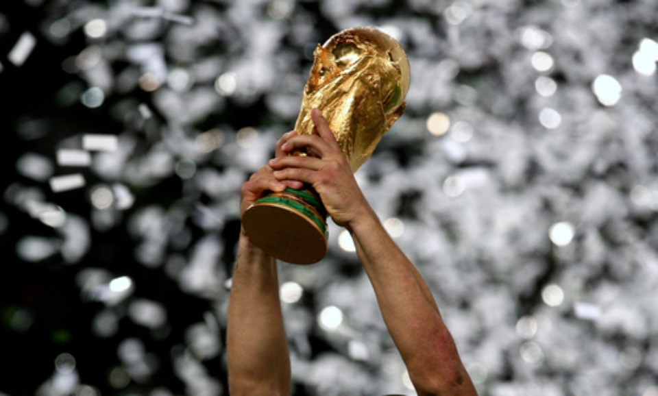 giocatore alza la coppa del mondo, calcio